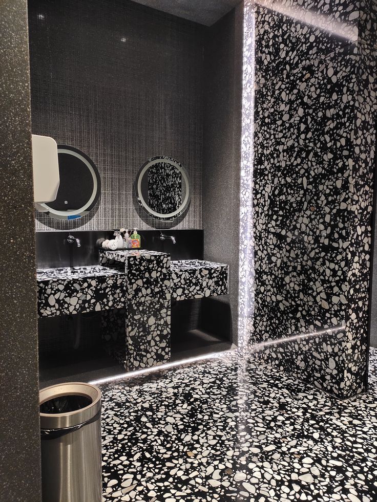 Mẫu gạch terrazzo hạt lớn màu đen cho nhà tắm