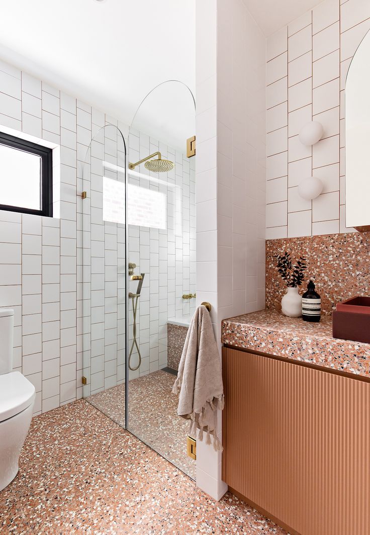 Mẫu gạch terrazzo màu hống chống thấm nước cho nhà vệ sinh