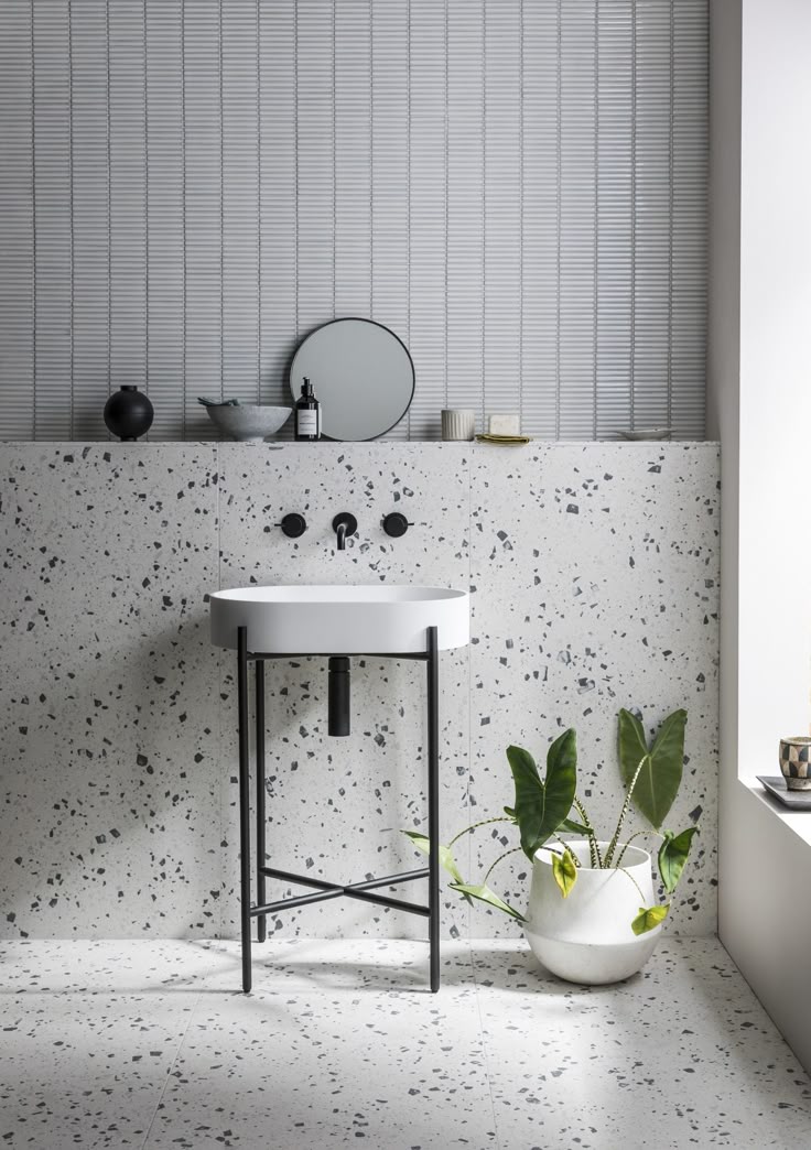 Sử dụng gạch terrazzo màu xám ốp nhà tắm cao cấp