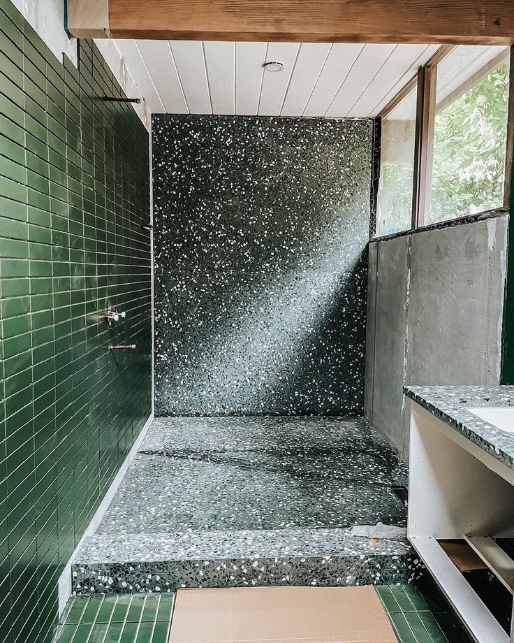 Mẫu gạch terrazzo màu xanh lá đậm cho nhà tắm