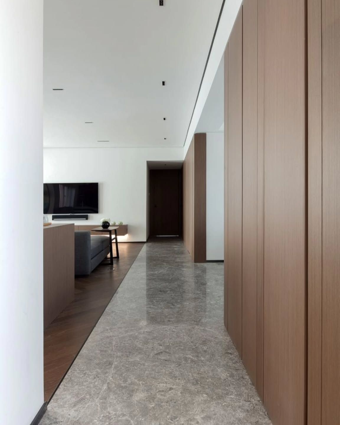 Gạch lát hành lang vân đá tự nhiên