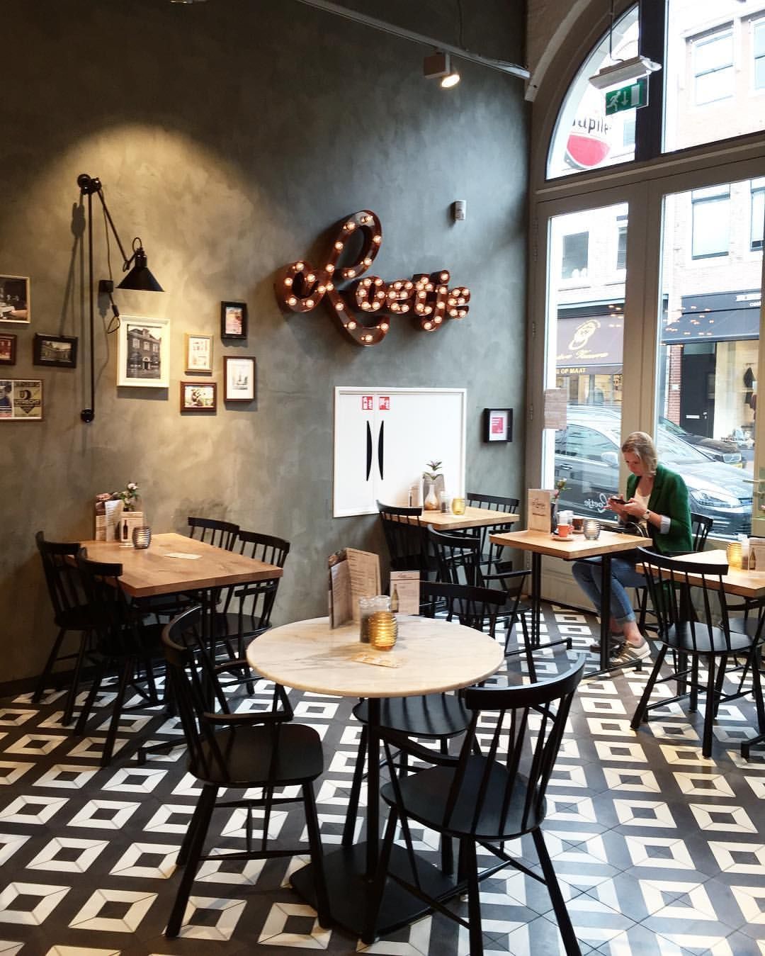 Gạch bông lát quán cafe
