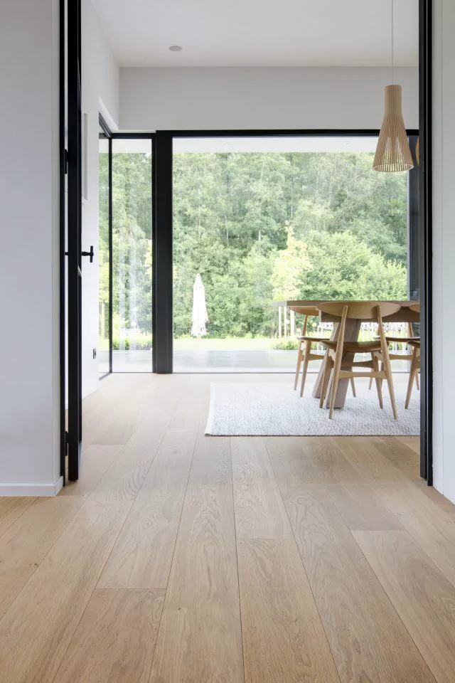 Gạch lát nền nhà giả gỗ màu sáng