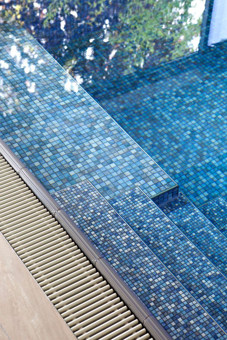Gạch mosaic lát hồ bơi