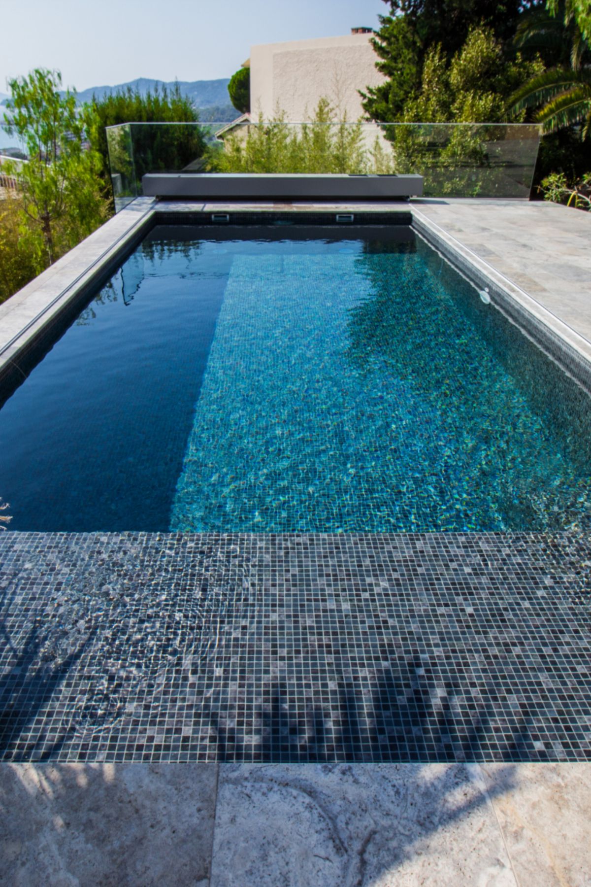 Gạch mosaic lát hồ bơi