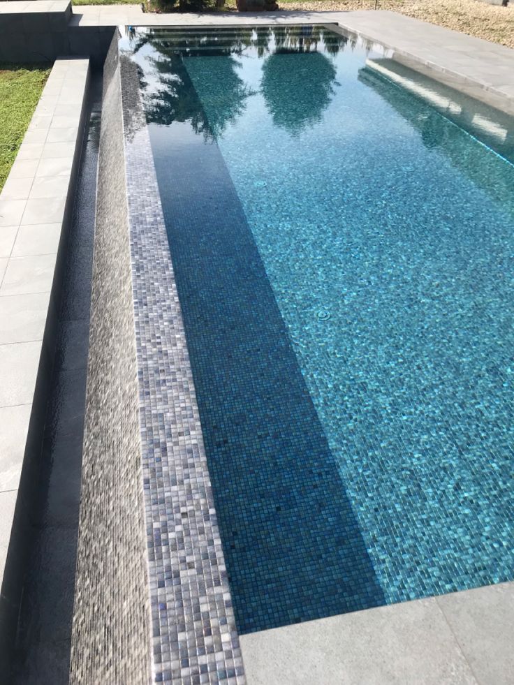 Gạch mosaic lát hồ bơi