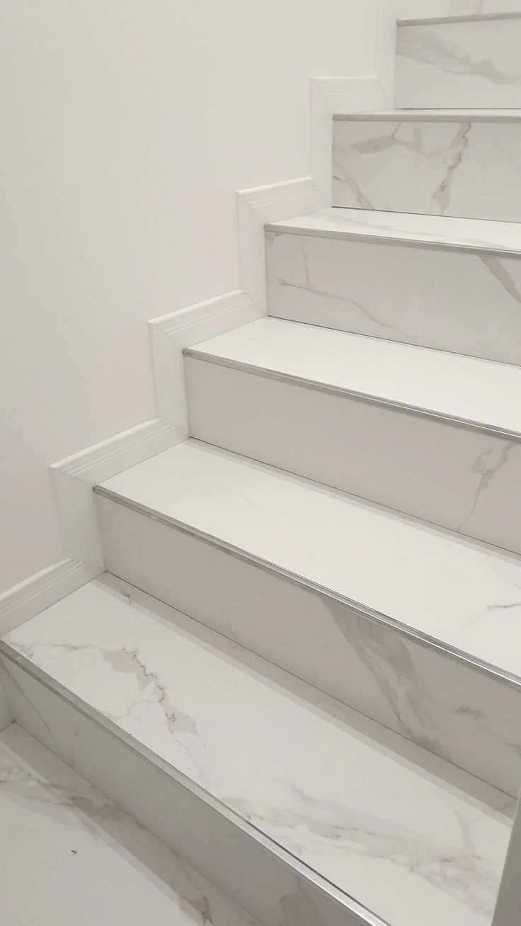 Đá nung kết ốp cầu thang vân Carrara Pure White