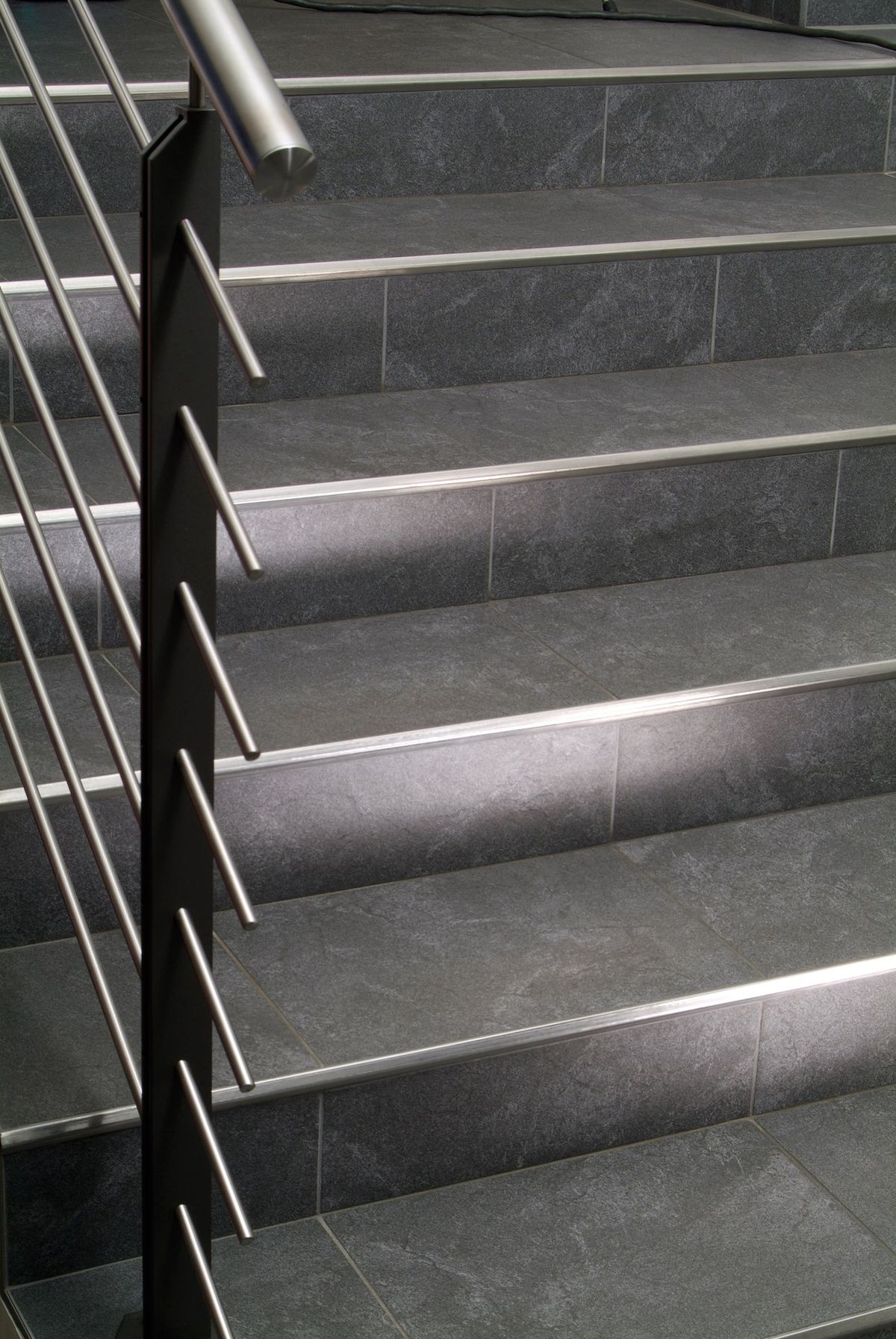 Đá nung kết ốp cầu thang vân Cement Dark