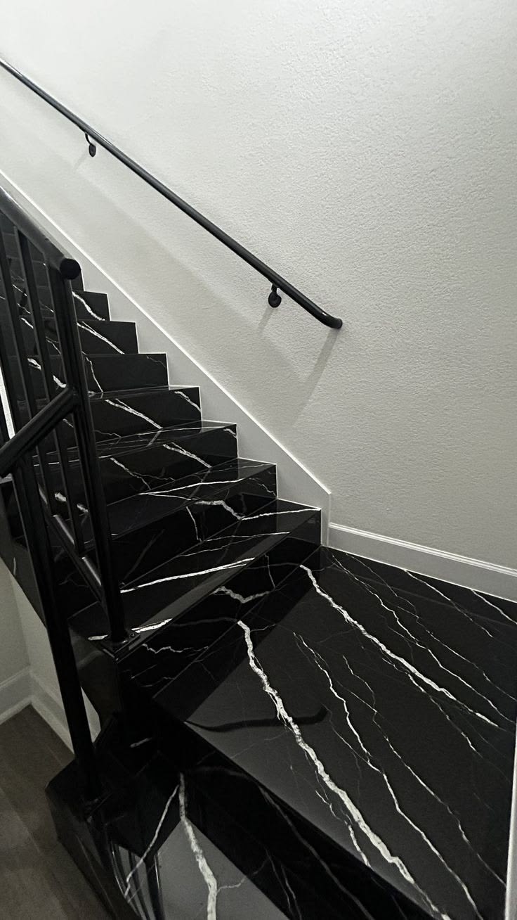 Đá nung kết ốp cầu thang vân Nero Marquina