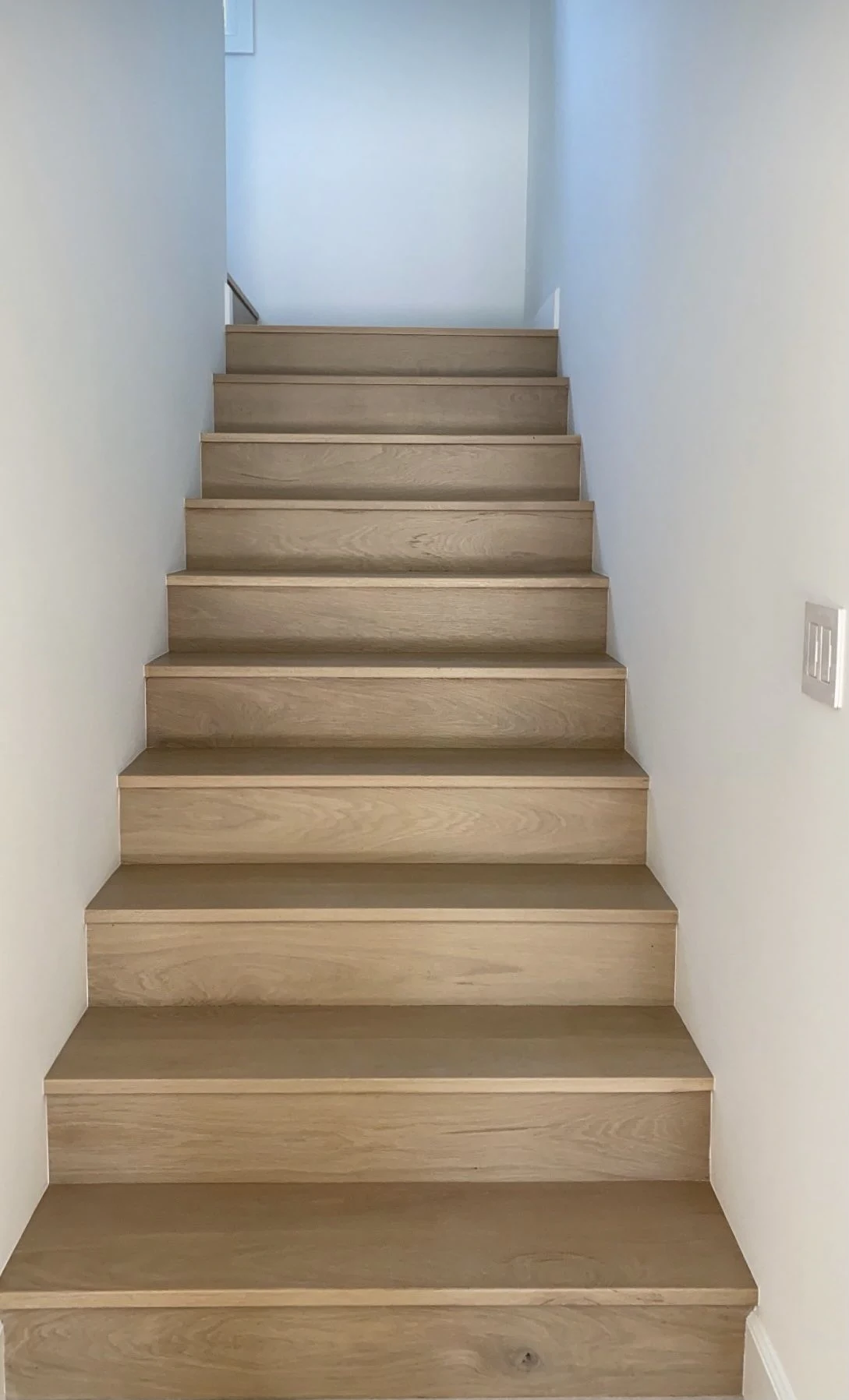 Đá nung kết ốp cầu thang vân Wood Oak Sintered