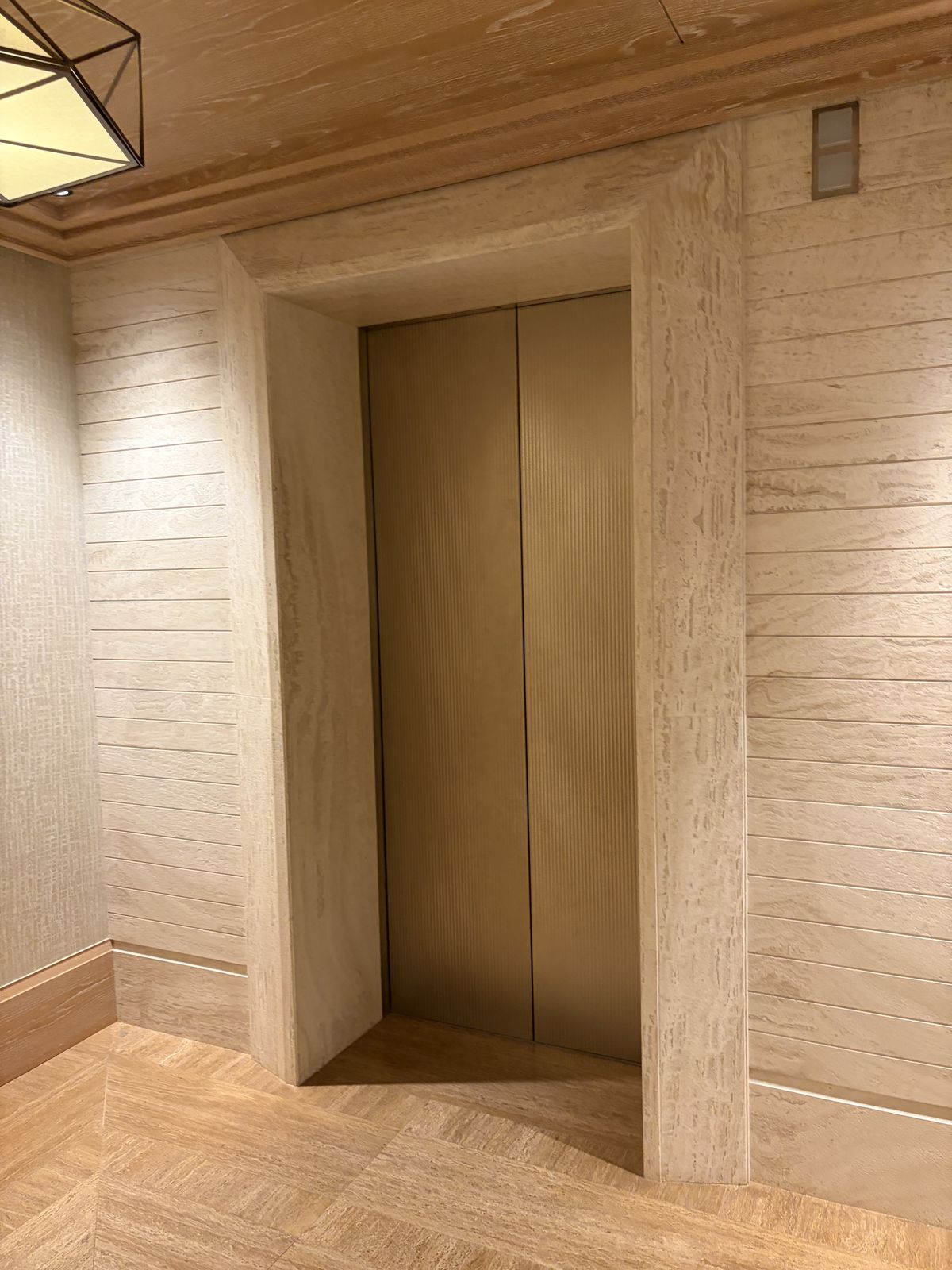 Đá nung kết vân travertine ốp thang máy 2