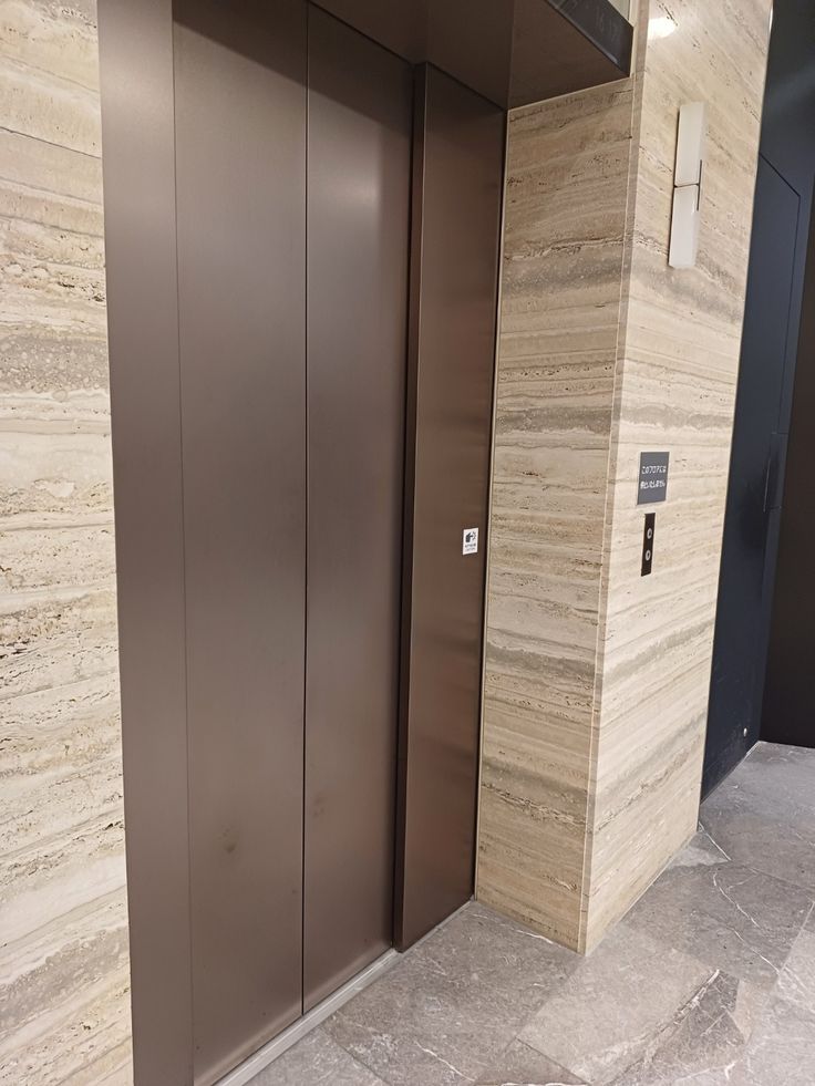 Đá nung kết vân travertine ốp thang máy